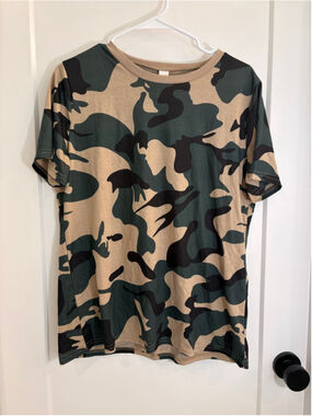 NWT BMJL Camo Print Soft Crewneck T-Shirt – Women’s Size Large (L)